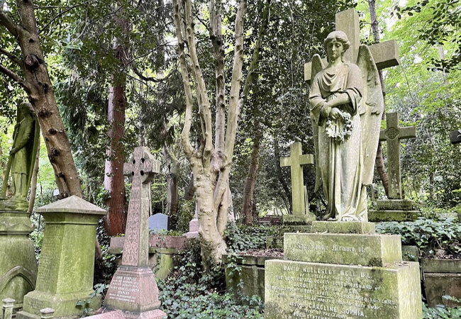 4.eerie_20Highgate_20Cemetery_20London_2C_20U.K..jpg 5