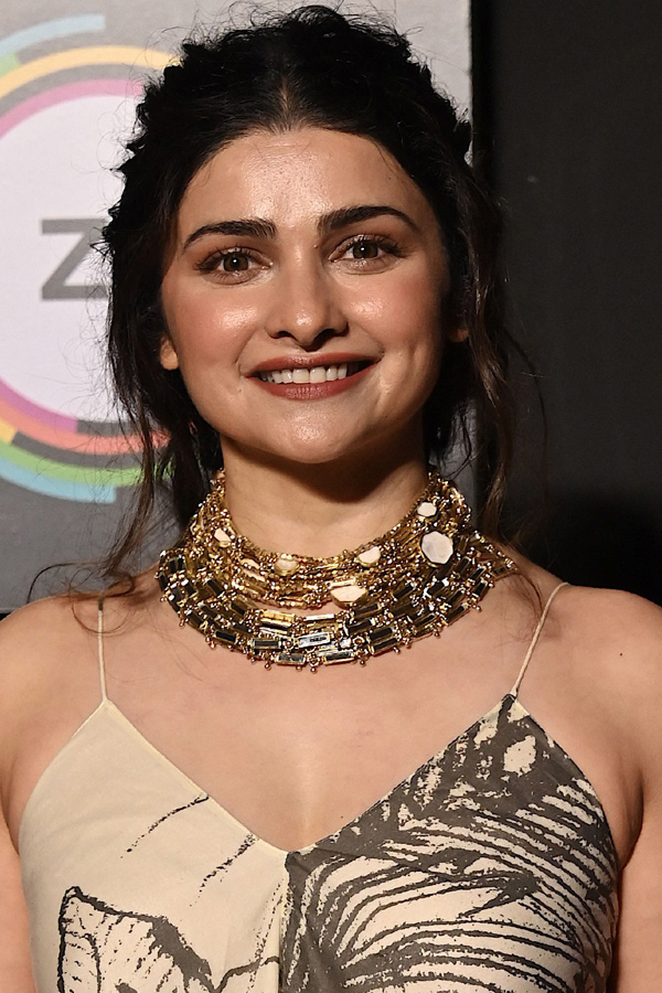 Zee5_20Celebrate_20Fifth_20Milestone_20Anniversary_20Photos_14.jpg 15