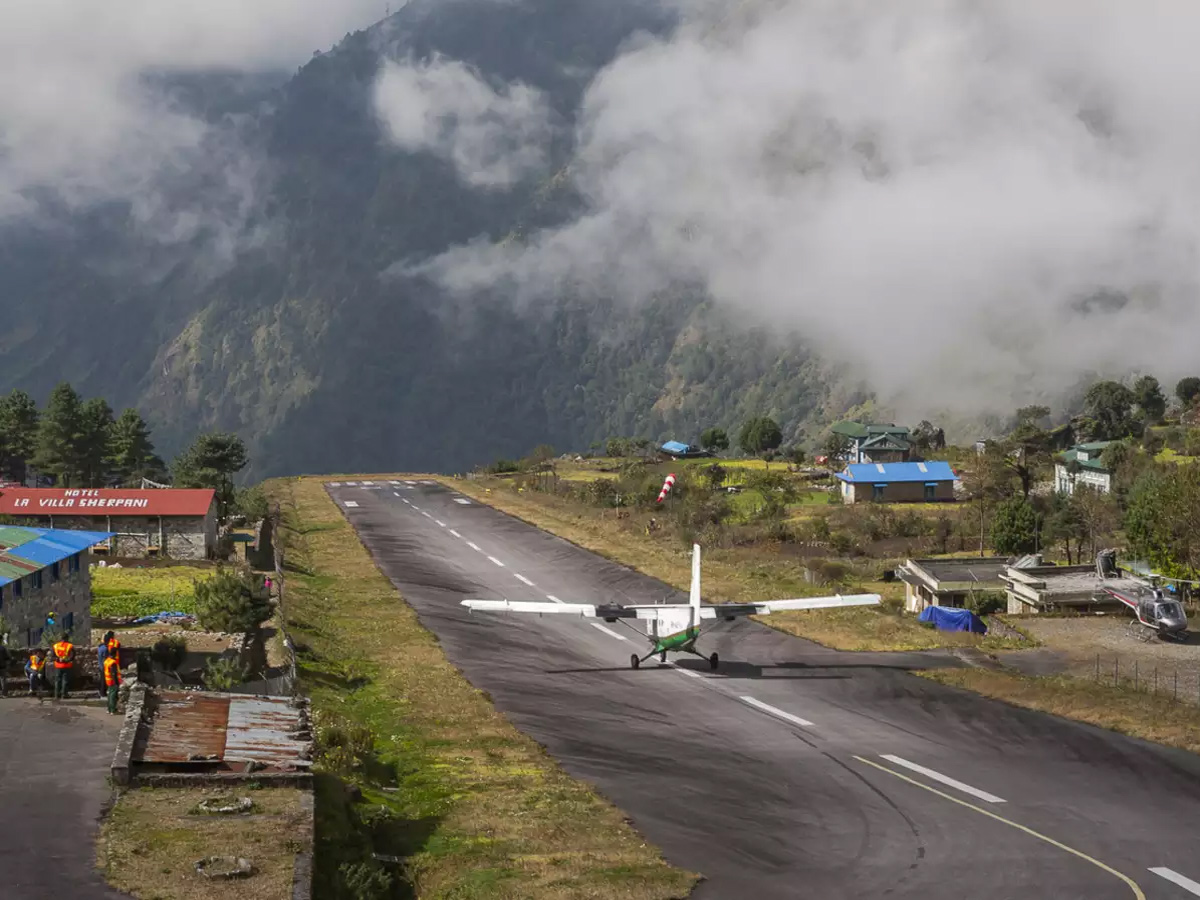 lukla-airport.jpg 12