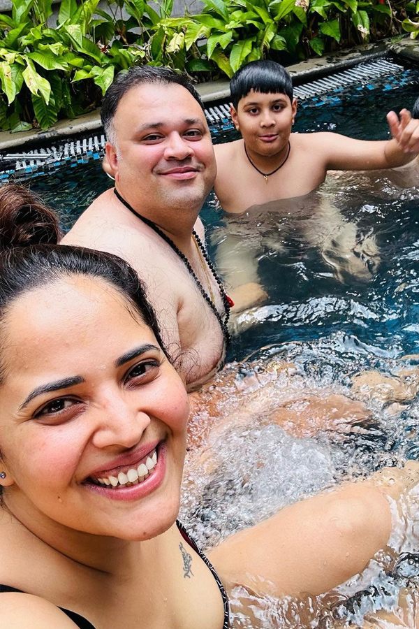 Anchor_20Anasuya_20latest_20Swimming_20pool_20Pics_20with_20Family_20Photos_6.jpg 7
