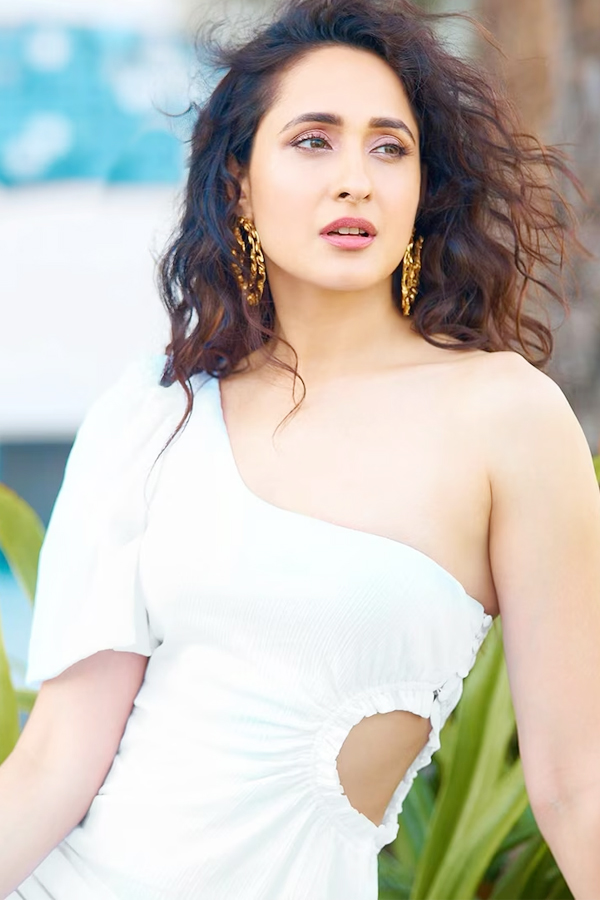 tollywood-actress-pragya-jaiswal-pics.jpg 8