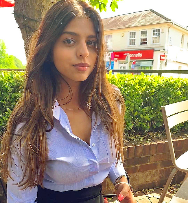 suhana_20khan_20in_20stadium.jpg 9