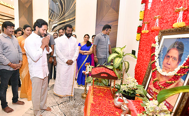 CM-YS-Jagan-Console-To-YSRCP-MLA-Maddali-Giridhar-Family.jpg