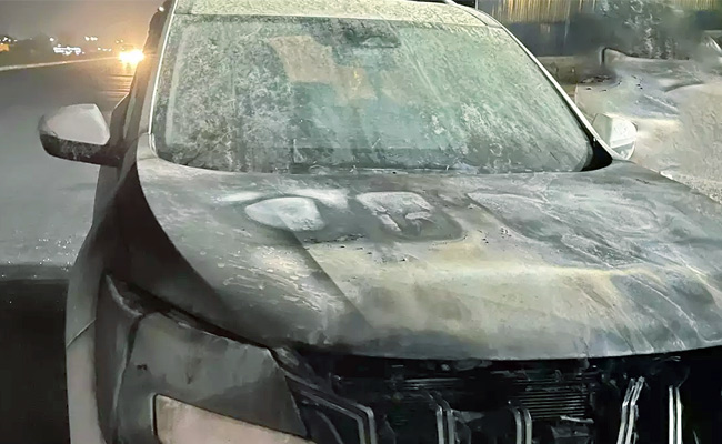 Mahindra-XUV700-catches-fire-while-driving.jpg