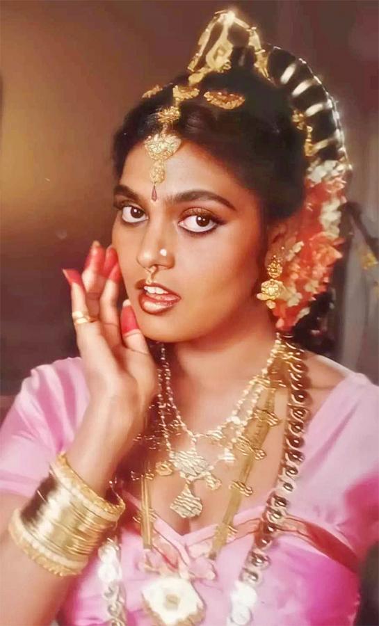 silk_20smitha_20item_20song.jpg 12