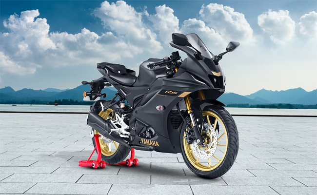 yamaha-r15-v4-dark-knight-edition.jpg
