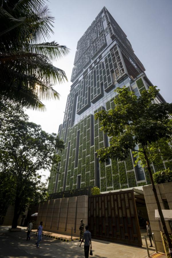 Antilia_20Tower_20in_20Mumbai_2C_20India.jpg 5