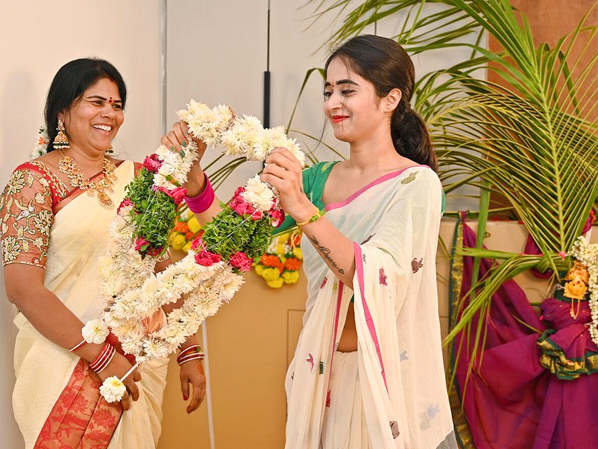 Deepthi_20sunaina_20NEW_20HOUSE_20WARMING_20photos_6.jpg 7