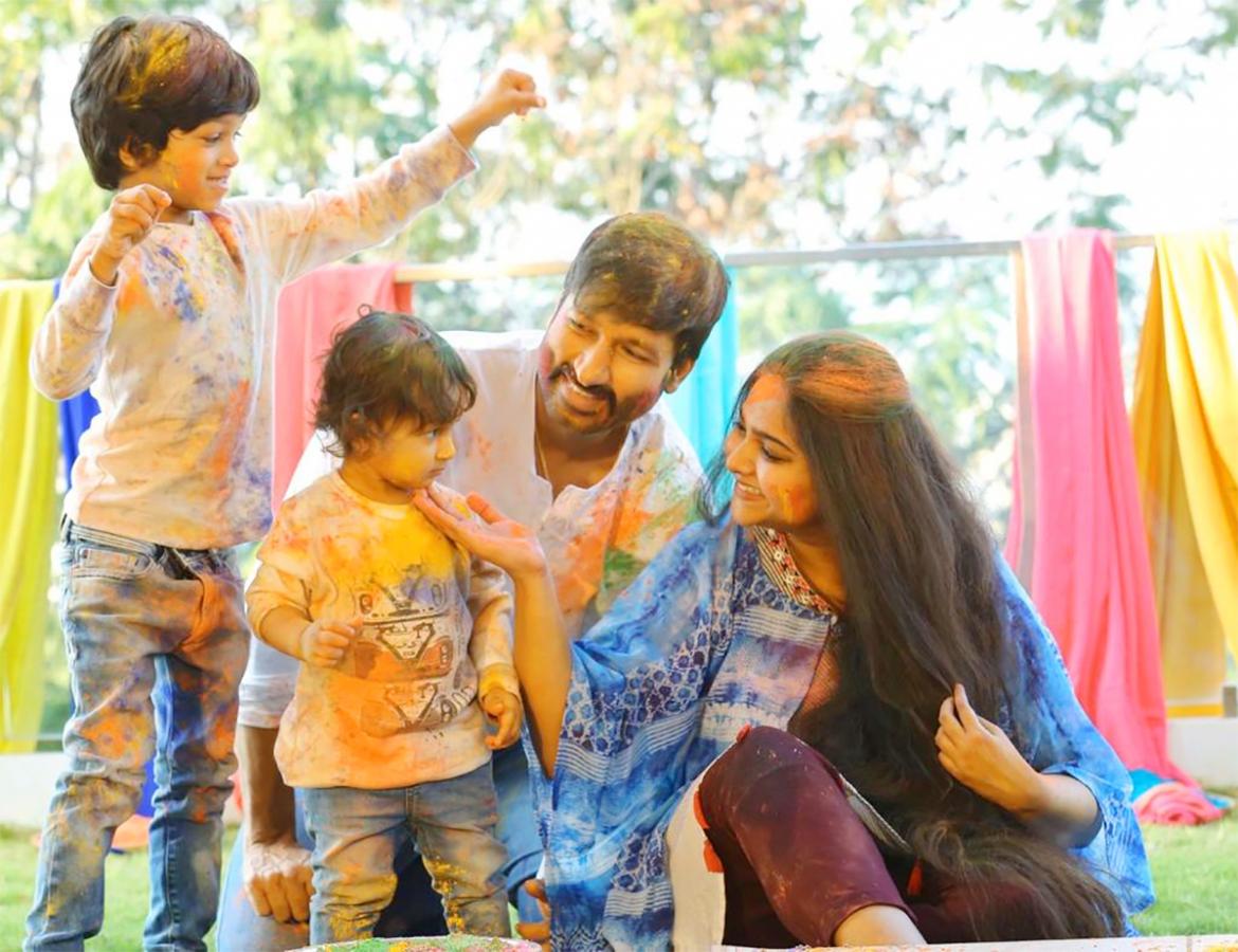 hero-_20gopichand-_20family-_20photos.jpg 14