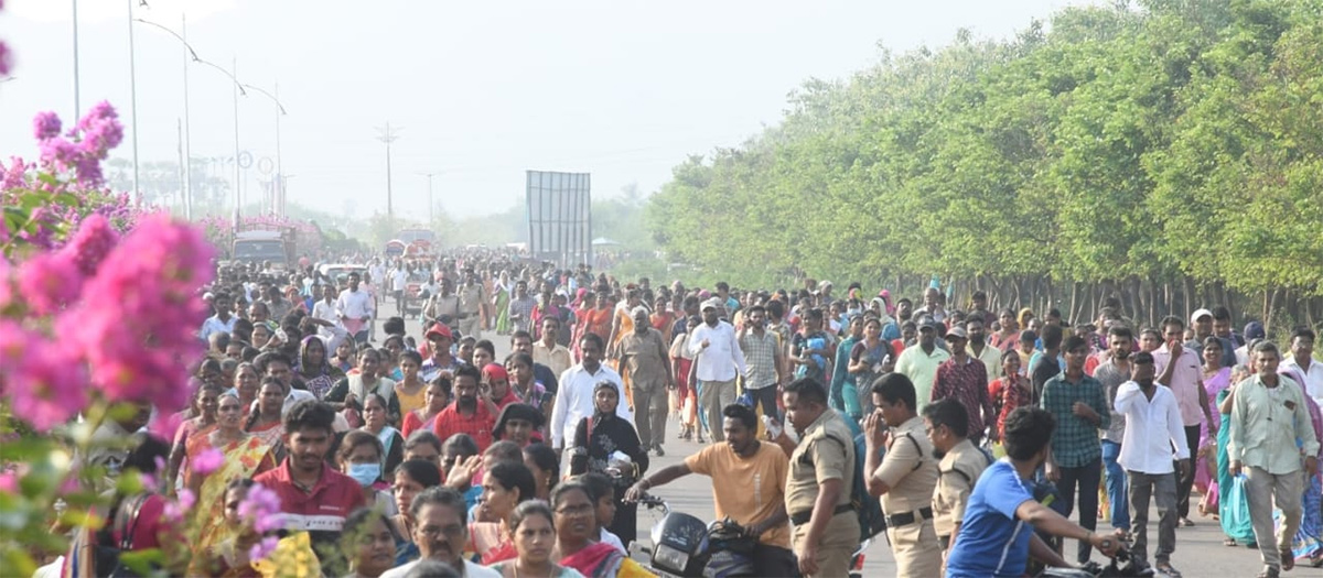 Huge_20Crowd_20At_20CM_20Jagan_20Amaravati_20Land_20Distribution_20Meeting_20Photos-18.jpg 17