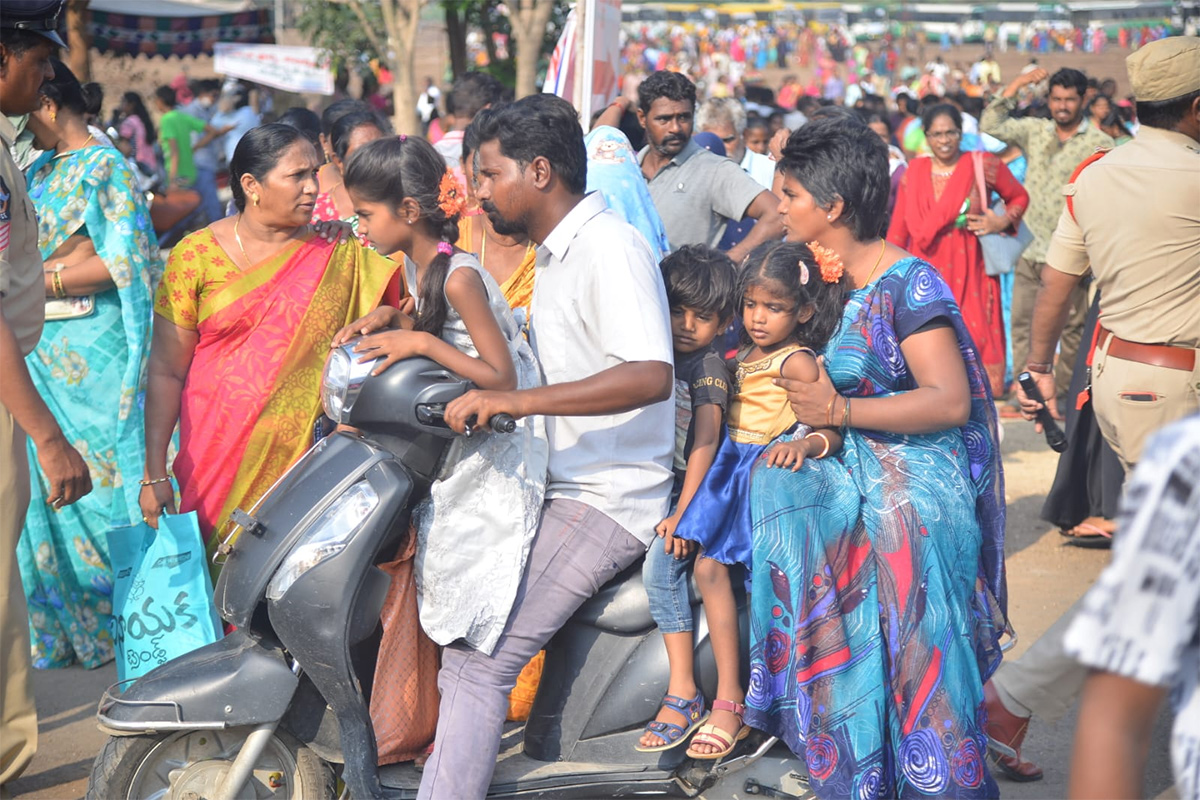 Huge_20Crowd_20At_20CM_20Jagan_20Amaravati_20Land_20Distribution_20Meeting_20Photos-25.jpg 24
