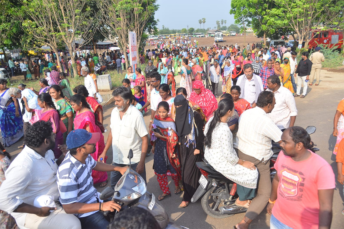 Huge_20Crowd_20At_20CM_20Jagan_20Amaravati_20Land_20Distribution_20Meeting_20Photos-26.jpg 25