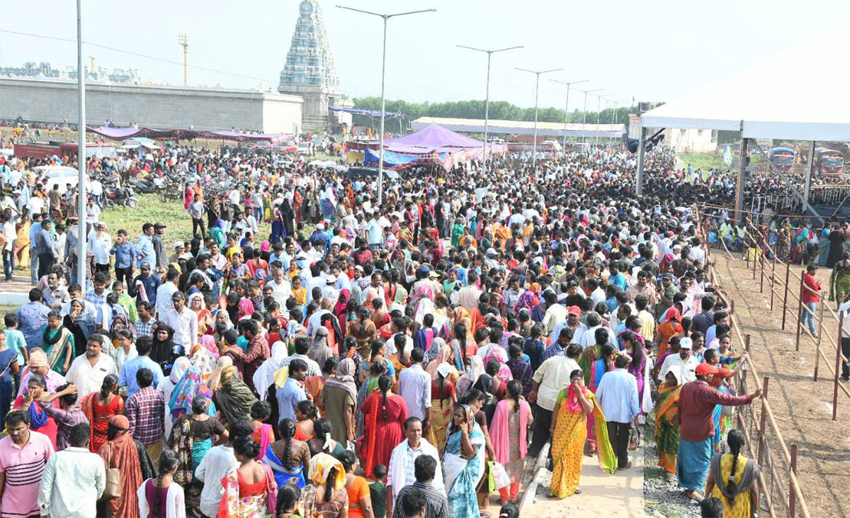 Huge_20Crowd_20At_20CM_20Jagan_20Amaravati_20Land_20Distribution_20Meeting_20Photos-27.jpg 26