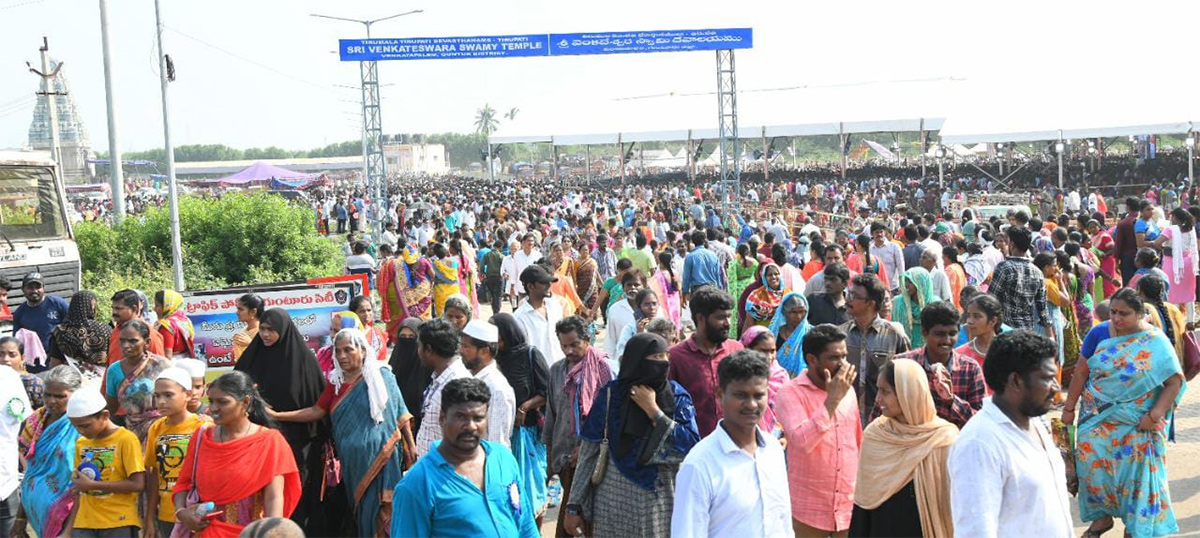 Huge_20Crowd_20At_20CM_20Jagan_20Amaravati_20Land_20Distribution_20Meeting_20Photos-30.jpg 29