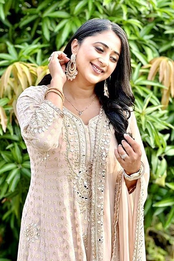 Actress_20Kanika_20Unseen_20Photos_5.jpg 6