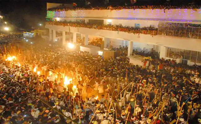 9.Devaragattu_20Temple_2C_20Andhra_20Pradesh_20The_20Lathi_20Ritual.jpg 10