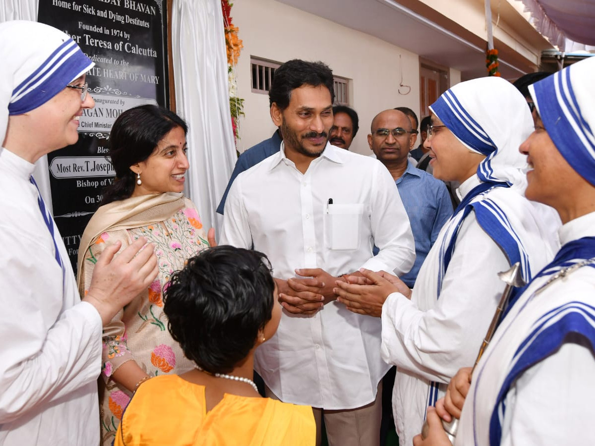 CM_20YS_20Jagan_20YS_20Bharati_20At_20vijayawada_20Nirmal_20Hriday_20Bhavan_20Photos_33.jpg 32