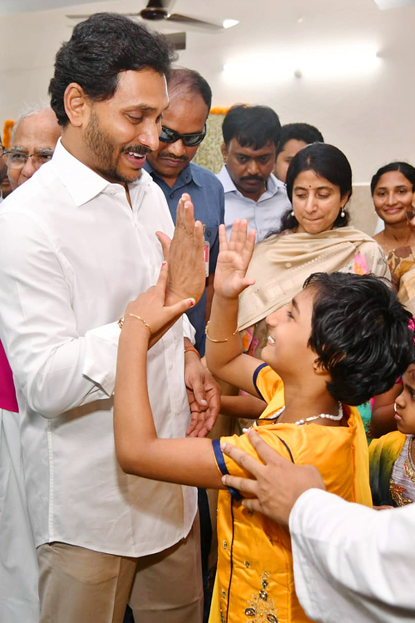 CM_20YS_20Jagan_20and_20YS_20Bharati_20Pays_20Tribute_20to_20Mother_20Teresa_20At_20Nirmal_20Hriday_20Bhavan_20Photos_1.jpg 2