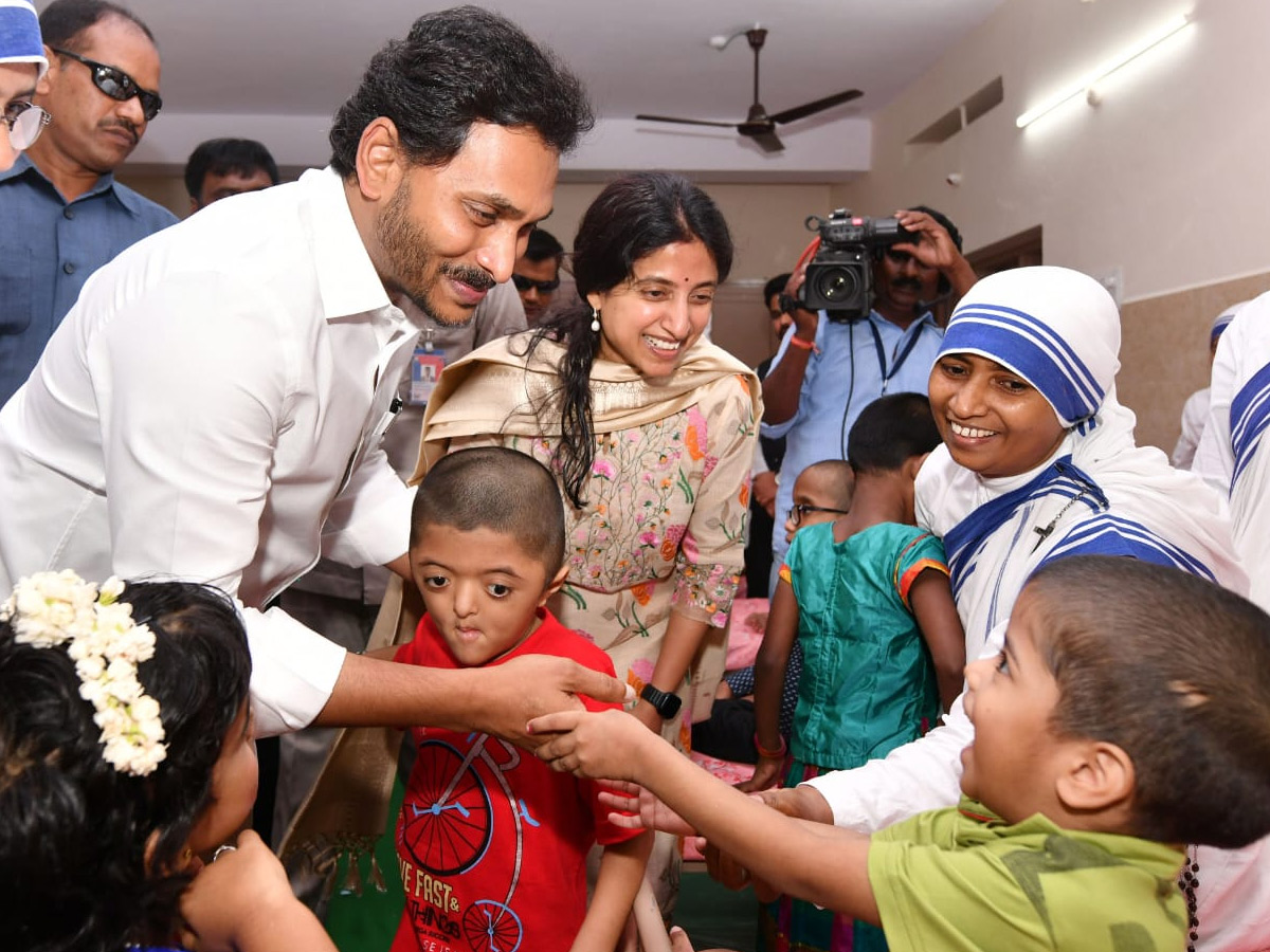 CM_20YS_20Jagan_20and_20YS_20Bharati_20Pays_20Tribute_20to_20Mother_20Teresa_20At_20Nirmal_20Hriday_20Bhavan_20Photos_13.jpg 13