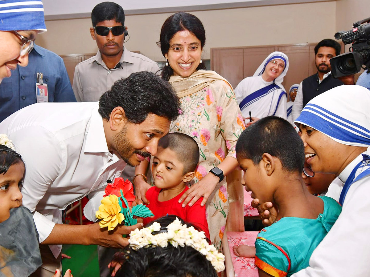 CM_20YS_20Jagan_20and_20YS_20Bharati_20Pays_20Tribute_20to_20Mother_20Teresa_20At_20Nirmal_20Hriday_20Bhavan_20Photos_15.jpg 15