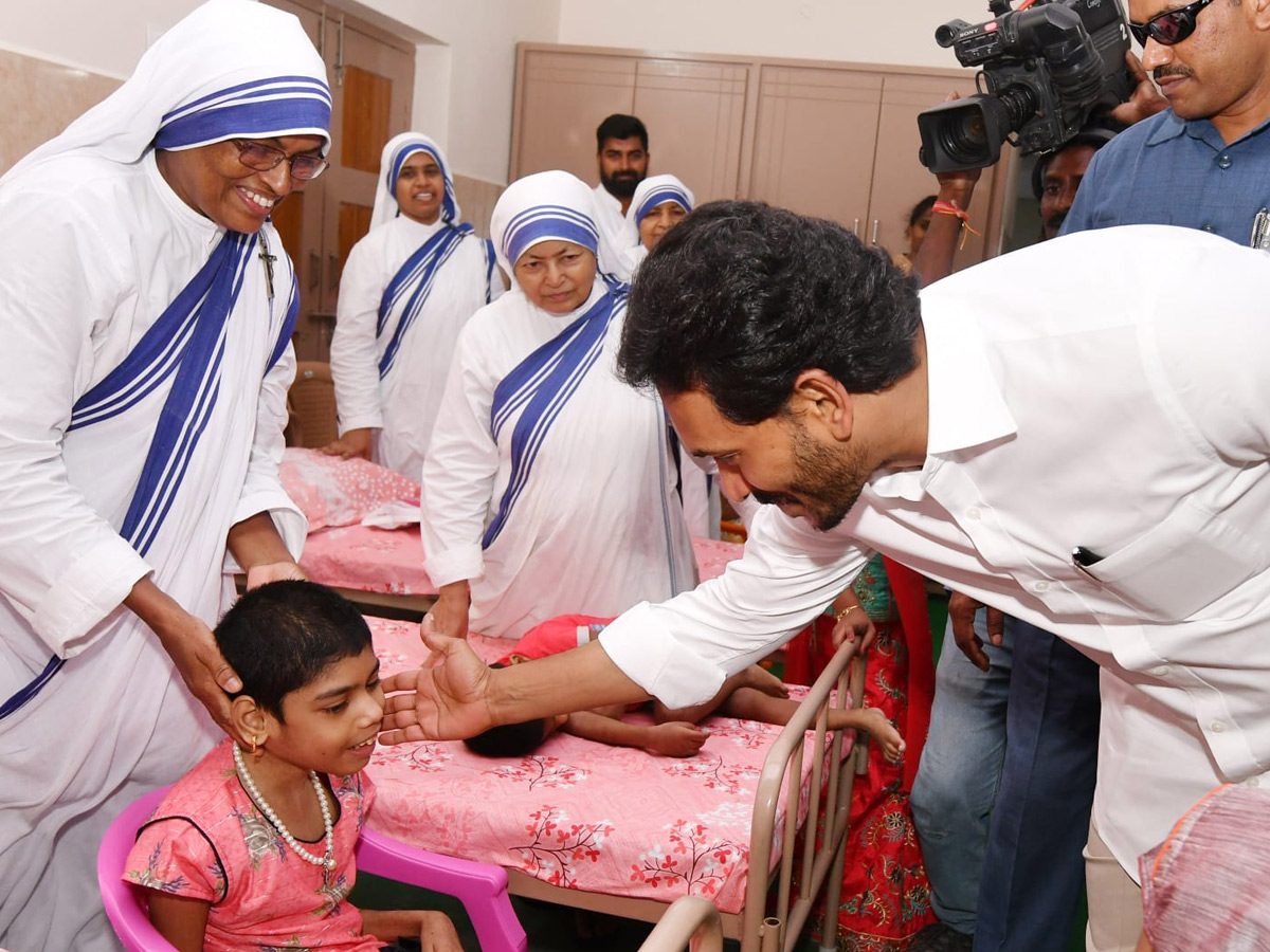 CM_20YS_20Jagan_20and_20YS_20Bharati_20Pays_20Tribute_20to_20Mother_20Teresa_20At_20Nirmal_20Hriday_20Bhavan_20Photos_18.jpg 18
