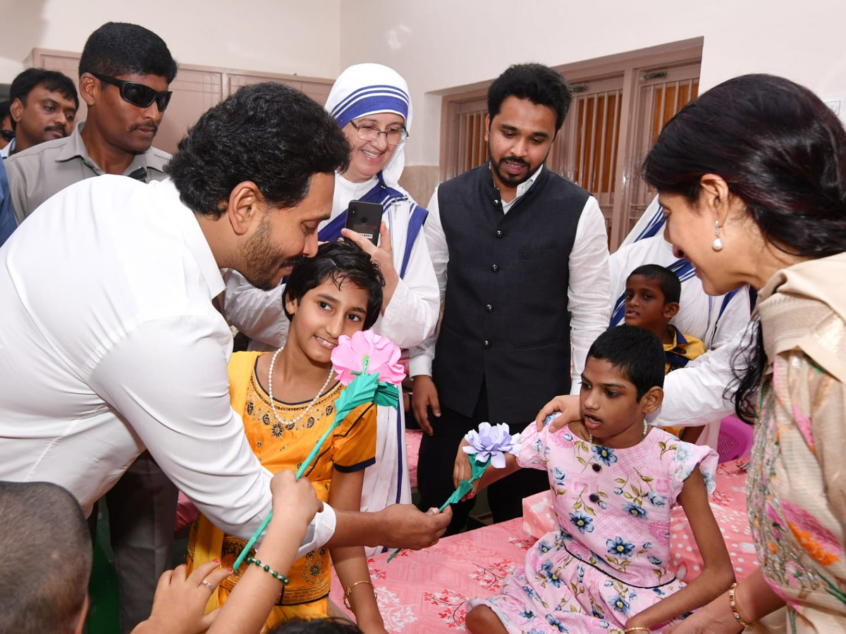 CM_20YS_20Jagan_20and_20YS_20Bharati_20Pays_20Tribute_20to_20Mother_20Teresa_20At_20Nirmal_20Hriday_20Bhavan_20Photos_21.jpg 21