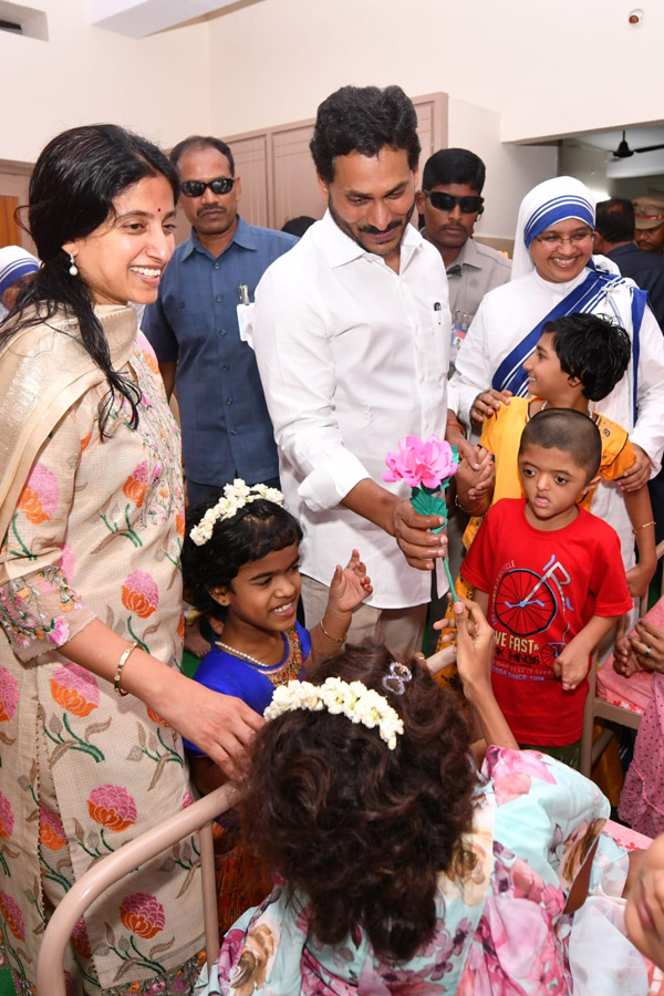 CM_20YS_20Jagan_20and_20YS_20Bharati_20Pays_20Tribute_20to_20Mother_20Teresa_20At_20Nirmal_20Hriday_20Bhavan_20Photos_22.jpg 22