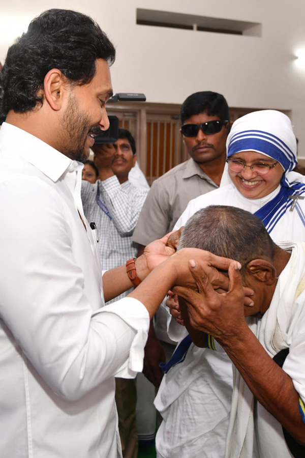 CM_20YS_20Jagan_20and_20YS_20Bharati_20Pays_20Tribute_20to_20Mother_20Teresa_20At_20Nirmal_20Hriday_20Bhavan_20Photos_6.jpg 6