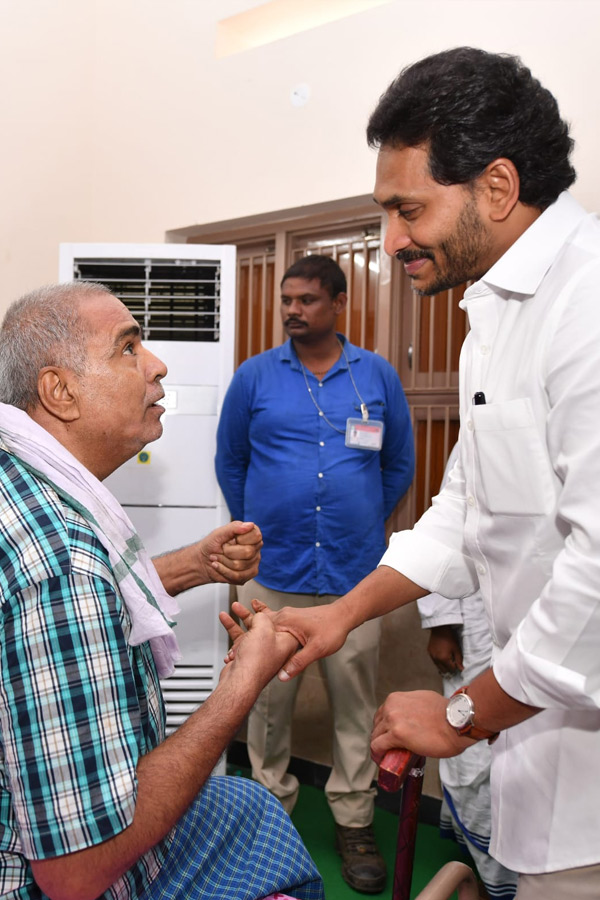 CM_20YS_20Jagan_20and_20YS_20Bharati_20Pays_20Tribute_20to_20Mother_20Teresa_20At_20Nirmal_20Hriday_20Bhavan_20Photos_8.jpg 8
