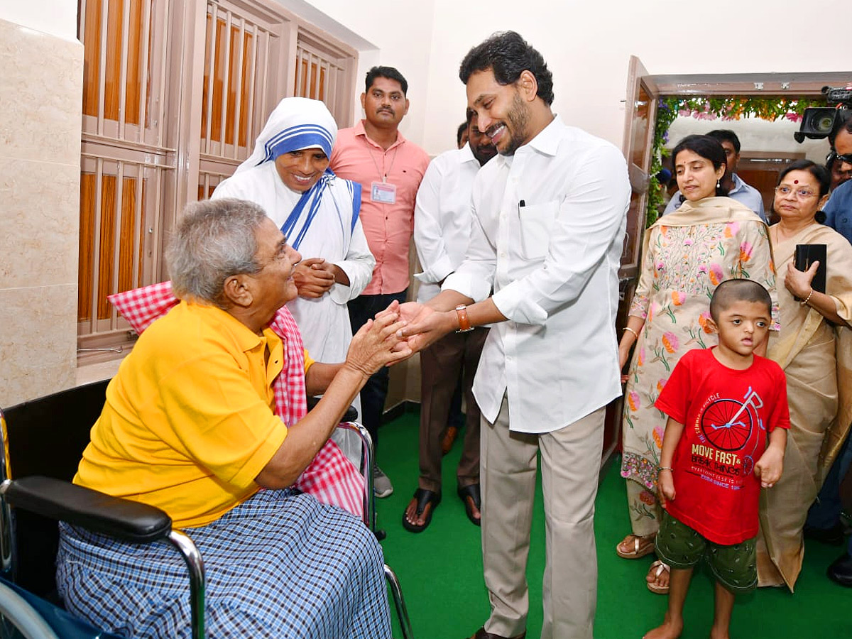 CM_20YS_20Jagan_20and_20YS_20Bharati_20Pays_20Tribute_20to_20Mother_20Teresa_20At_20Nirmal_20Hriday_20Bhavan_20Photos_9.jpg 9