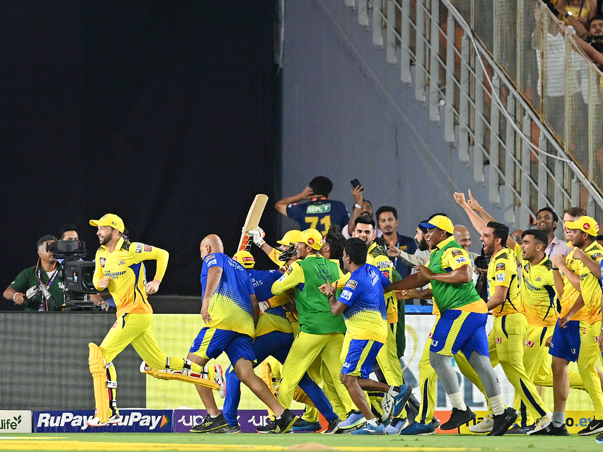 Chennai_20SUper_20Kings_20win_205th_20title_20in_20thriller_20Photos_11.jpg 12