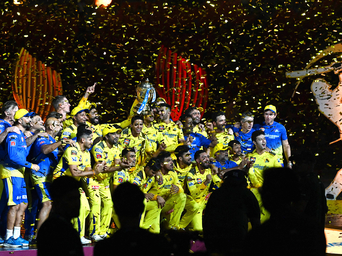 Chennai_20SUper_20Kings_20win_205th_20title_20in_20thriller_20Photos_3.jpg 4