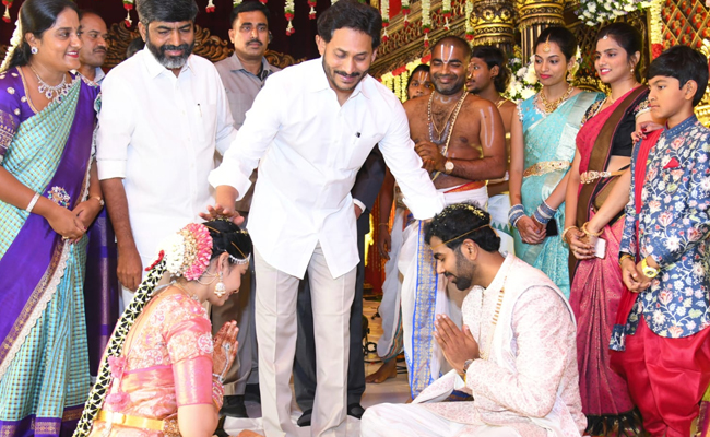 CM_20Jagan_20Attends_20Pernati_20Ramalinga_20Reddy_20Son_20Marriage_20Mangalagiri-01.jpg