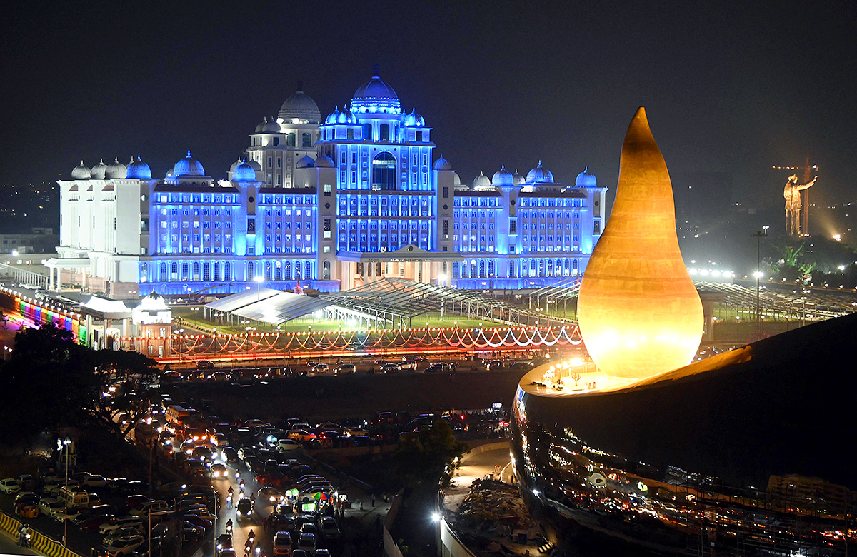 Decade_20celebrations_20Secretariat_20Martyrs_27_20memorial_20in_20electric_20lights-11.jpg 11