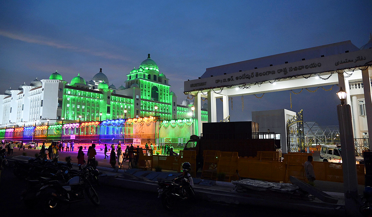 Decade_20celebrations_20Secretariat_20Martyrs_27_20memorial_20in_20electric_20lights-2.jpg 2