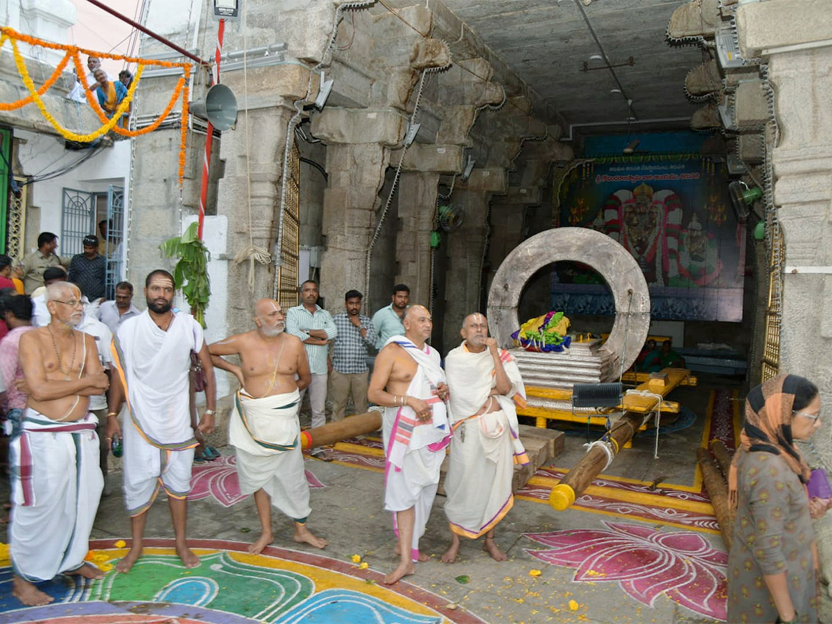 Devotee_20killed_20After_20Tree_20Fell_20On_20Him_20At_20Tirupati_20Govindaraja_20Swamy_20temple-11.jpg 11