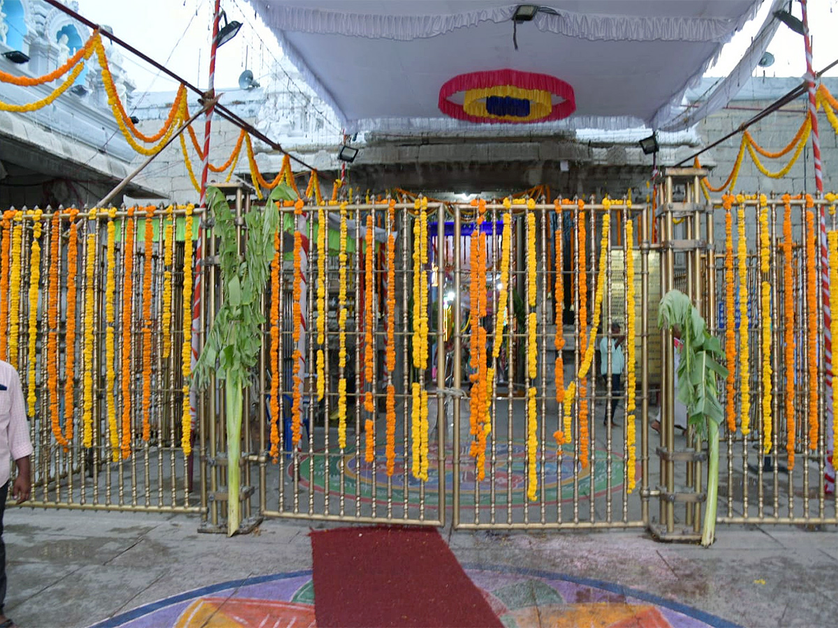 Devotee_20killed_20After_20Tree_20Fell_20On_20Him_20At_20Tirupati_20Govindaraja_20Swamy_20temple-12.jpg 12