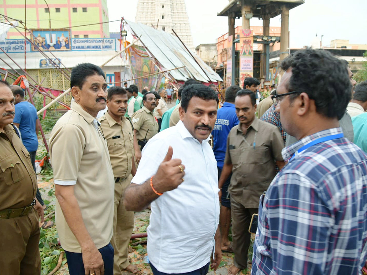Devotee_20killed_20After_20Tree_20Fell_20On_20Him_20At_20Tirupati_20Govindaraja_20Swamy_20temple-15.jpg 15