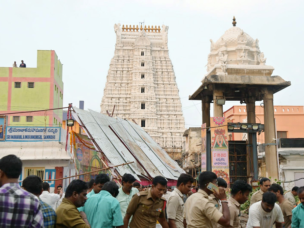 Devotee_20killed_20After_20Tree_20Fell_20On_20Him_20At_20Tirupati_20Govindaraja_20Swamy_20temple-26.jpg 25