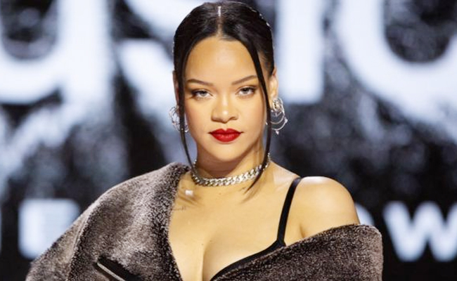 Rihanna.jpg 10