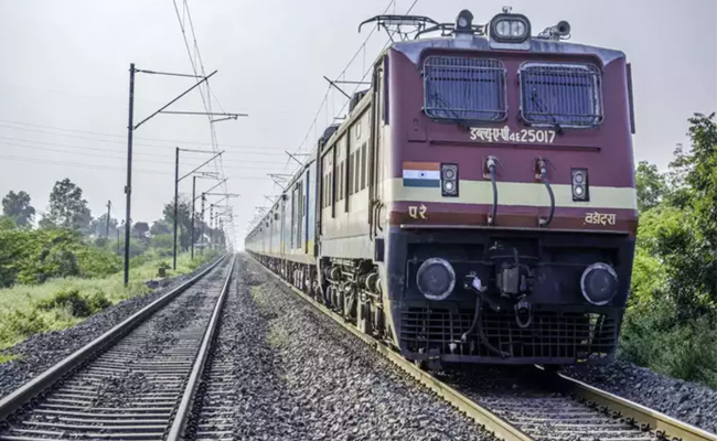 Woman_20Falls_20While_20Boarding_20Train_20At_20Khammam_20Station.jpg