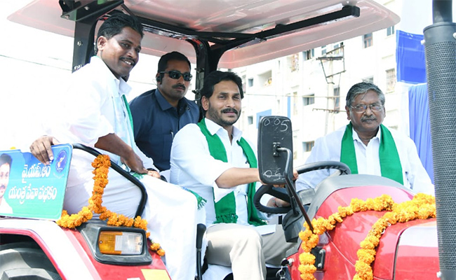 CM-YS-Jagan-Gave-Tractors.jpg