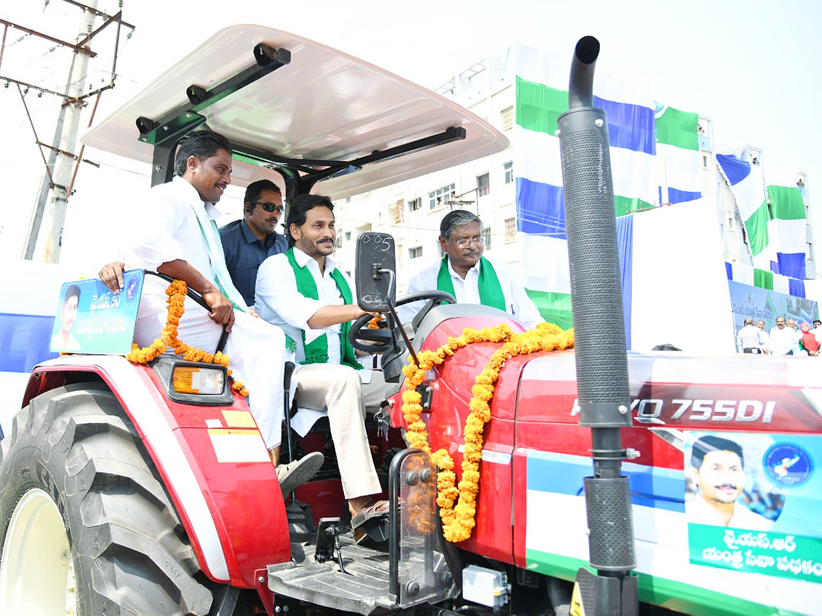 CM_20Jagan_20YSR_20Yantra_20Seva_20Pathakam_20Scheme_20Launch_20Guntur_20Photos-12.jpg 12