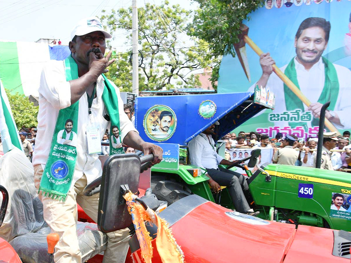 CM_20Jagan_20YSR_20Yantra_20Seva_20Pathakam_20Scheme_20Launch_20Guntur_20Photos-32.jpg 22