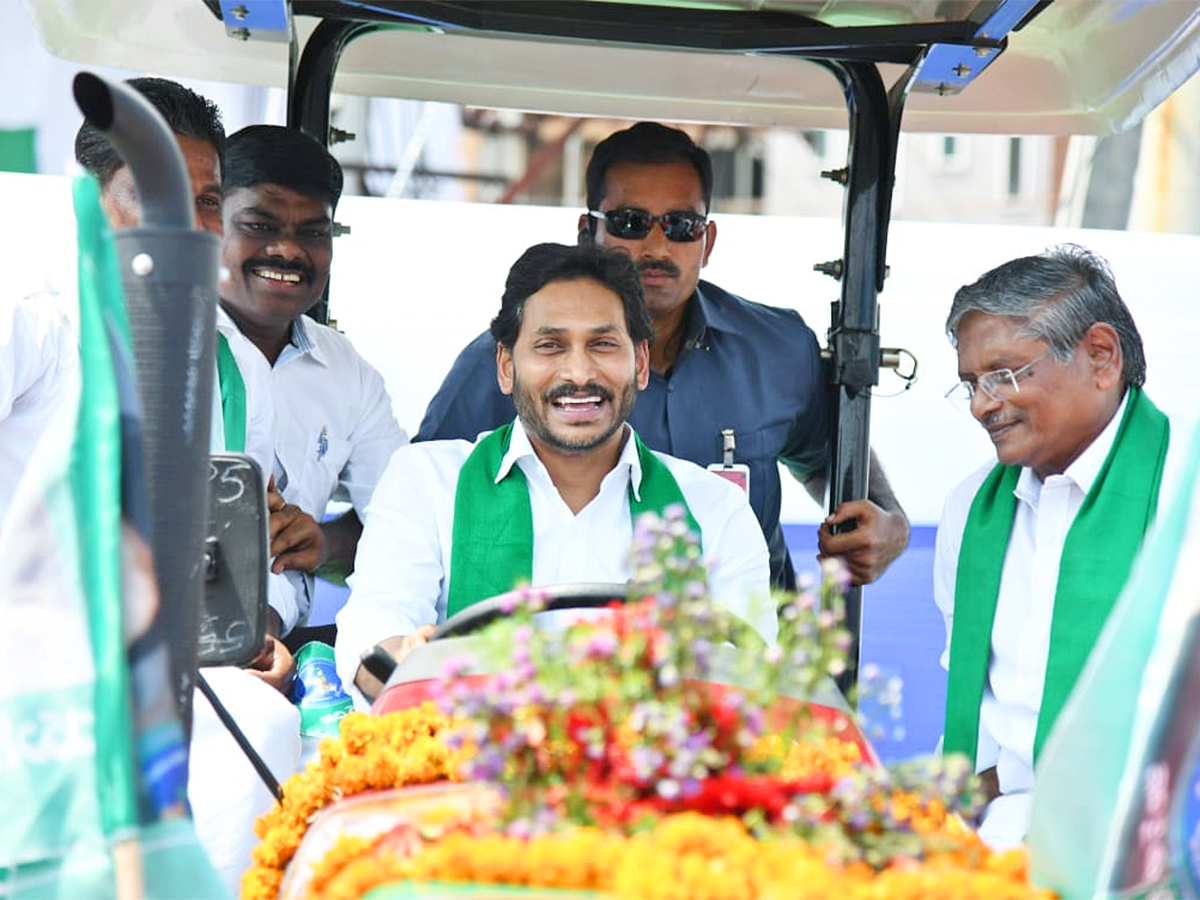 CM_20Jagan_20YSR_20Yantra_20Seva_20Pathakam_20Scheme_20Launch_20Guntur_20Photos-37.jpg 26