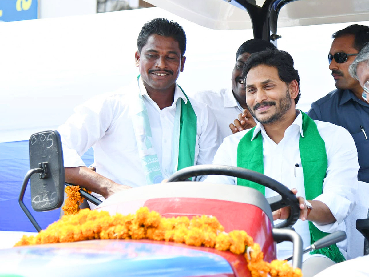 CM_20Jagan_20YSR_20Yantra_20Seva_20Pathakam_20Scheme_20Launch_20Guntur_20Photos-38.jpg 27