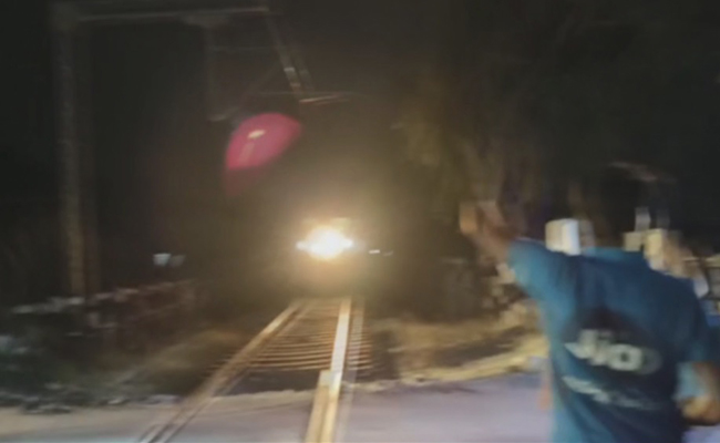 Kadiri_20Railway_20Staff_20Negligence_20But_20Locals_20Alert.jpg