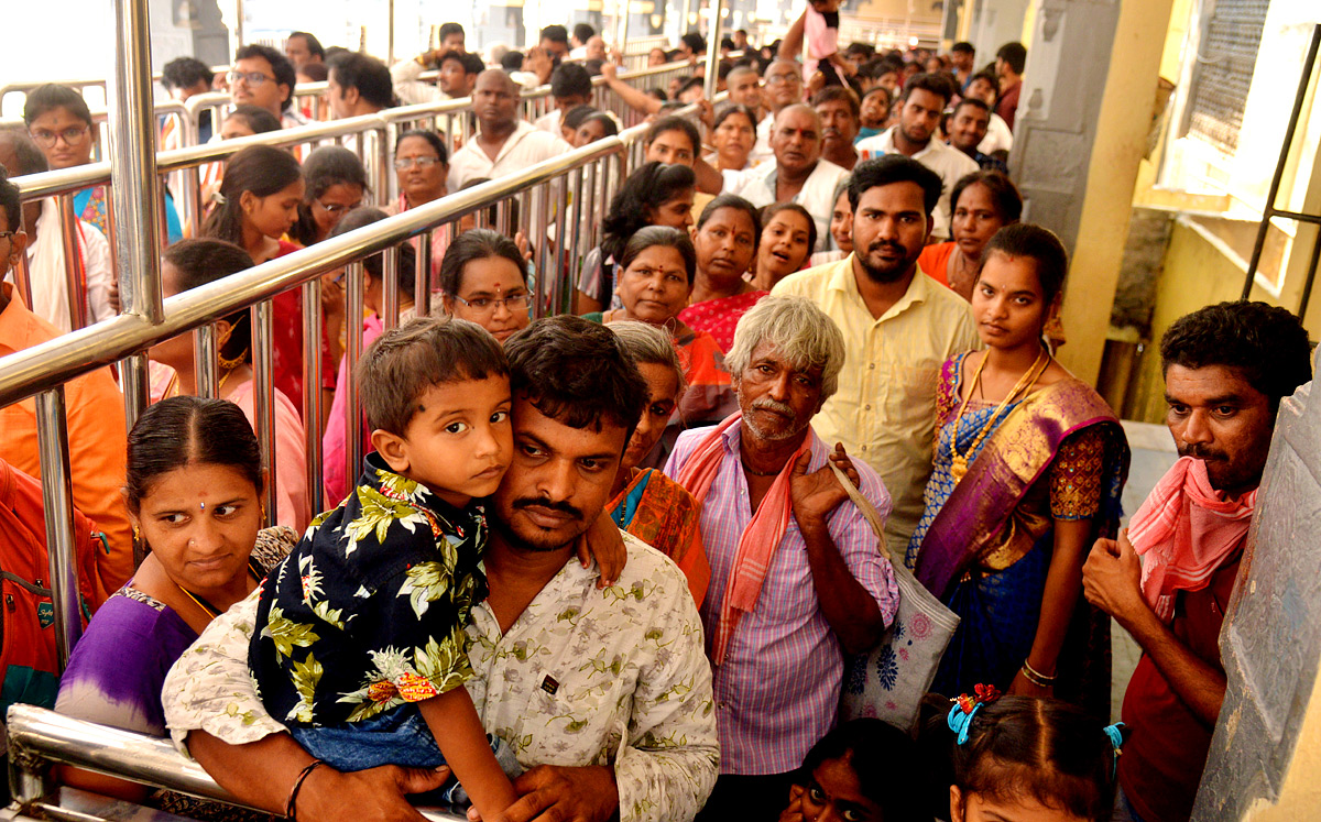 huge-rush-of-bhavani-devotees-at-kanaka-durga-temple-in-vijayawada-10.jpg 8