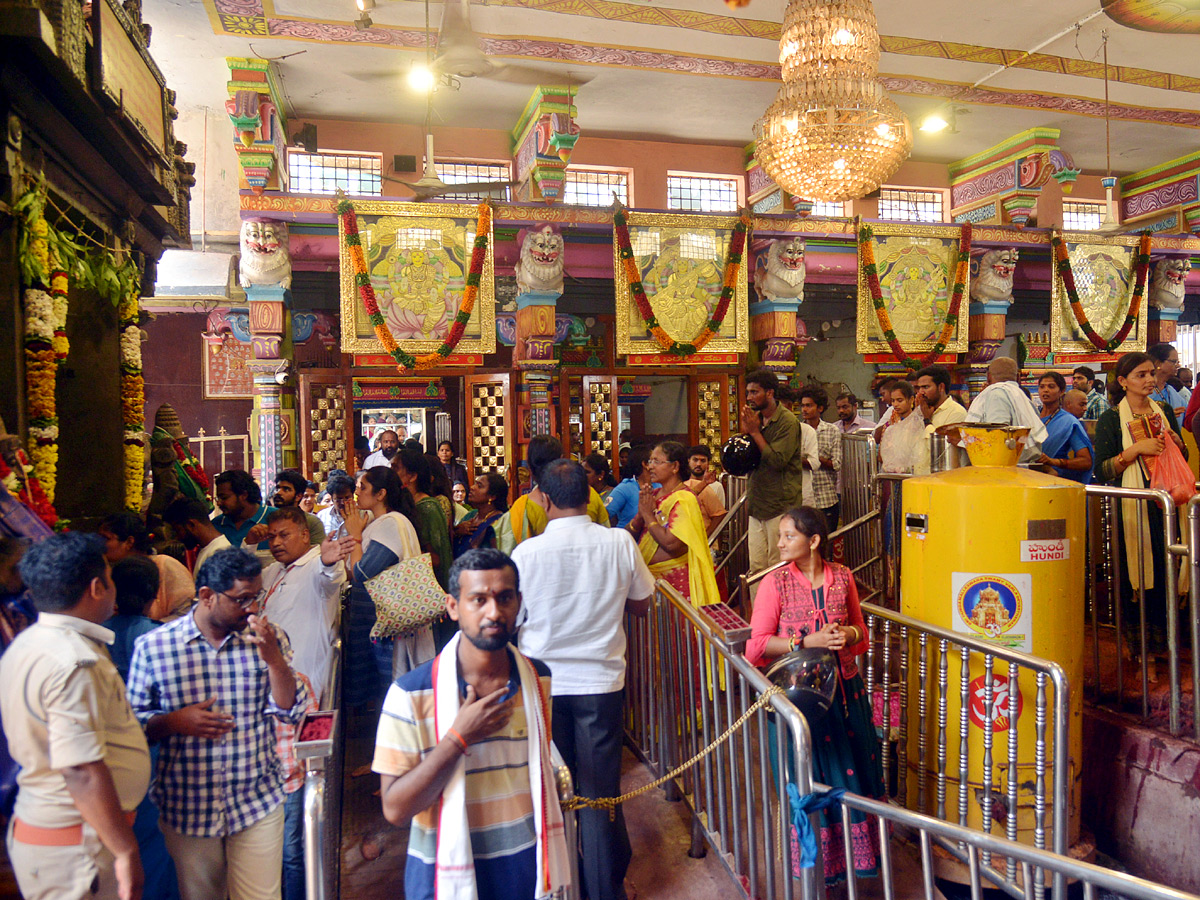 huge-rush-of-bhavani-devotees-at-kanaka-durga-temple-in-vijayawada-12.jpg 9
