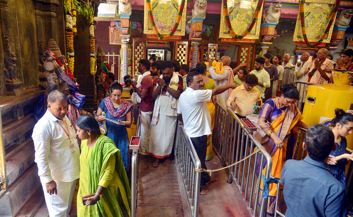huge-rush-of-bhavani-devotees-at-kanaka-durga-temple-in-vijayawada-13.jpg 10